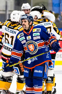 Växjös Cory Murphy deppar och Skellefteås spelare jublet