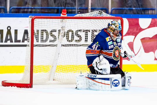 Skellefteås Axel Holmström (ej i bild) skjuter mål 2-5