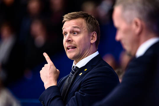 tränare Bert Robertsson pratar med domaren