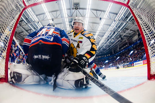 Skellefteås Pär Lindholm krockar med Växjös målvakt