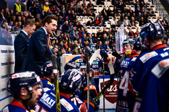 Växjös tränare Sam Hallam pratar med spelarna