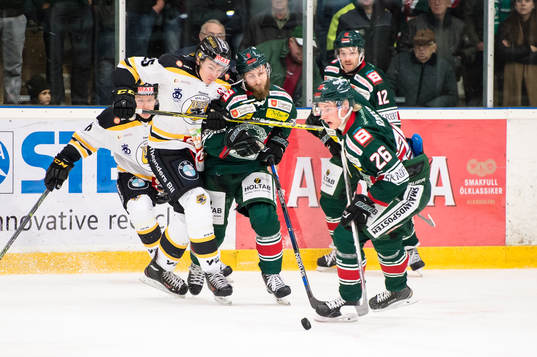 Tingsryds Adam Persson med pucken