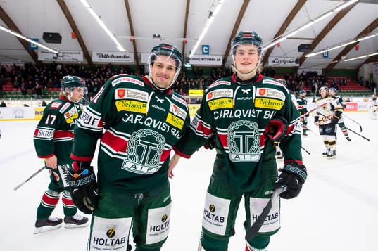 Tingsryds Eric Castonguay och Alexander Ruuttu jublar