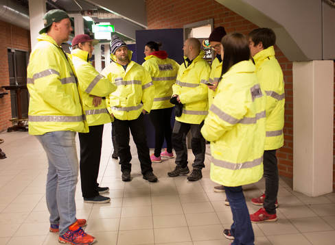 Publikvärdar samlas innan ishockeymatchen i SHL mellan