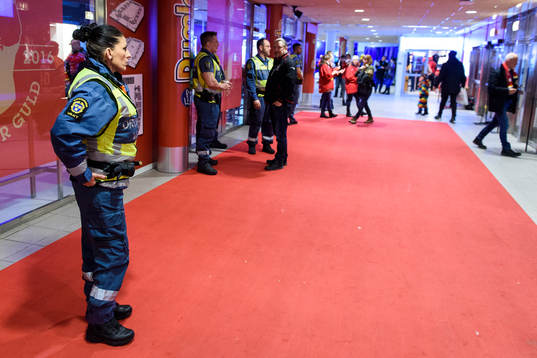 Något mer ordningsvakter finns på plats