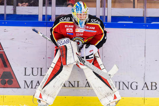 Luleås målvakt Filip Gustafsson på uppvärmningen