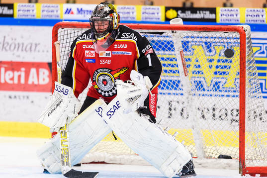 Luleås målvakt Daniel Larsson på uppvärmningen