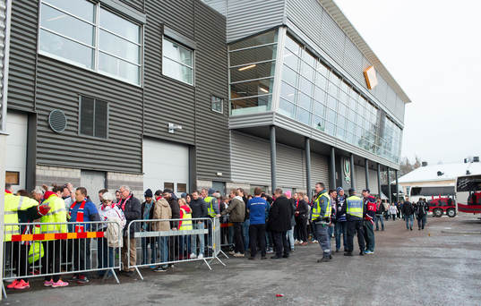 Tolv bussar och 600 tillresta Linköpings supportrar köar