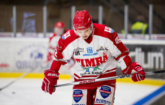 Timrås Jens Westin värmer upp innan ishockeymatchen i