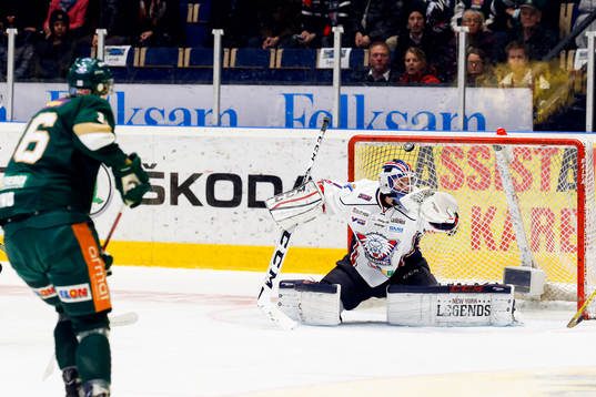 Färjestads Johan Ryno gör 1-0 bakom Linköpings målvakt