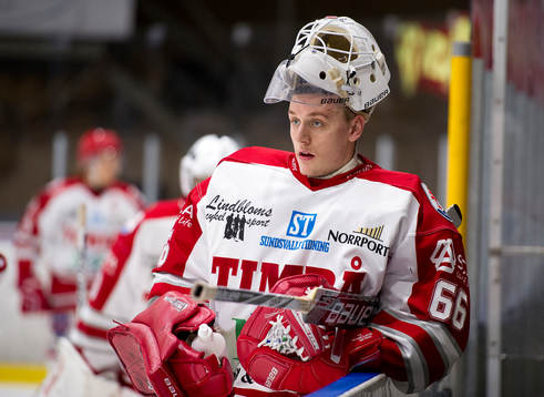 Timrås målvakt Johan Mattsson innan ishockeymatchen i