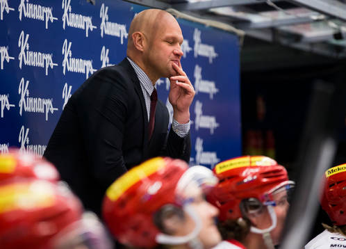 Modos tränare Andreas Johansson ser deppig ut