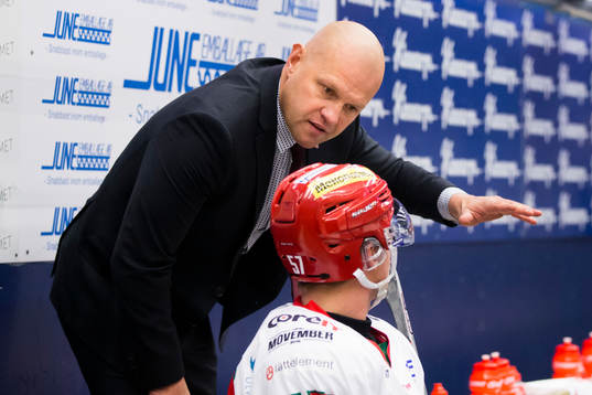 s tränare Johan Lindbom instruerar Modos Emil Djuse