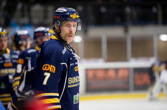 Sundsvalls Johan Svedberg värmer upp innan