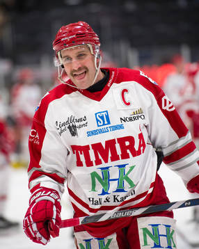 Timrås Per Hallin värmer upp innan ishockeymatchen i