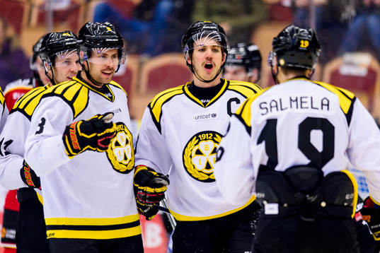 Brynäs Anton Rödin(m) jublar
