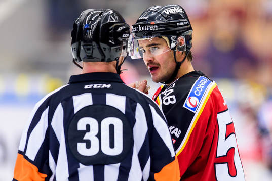 Luleås Karl Fabricius pratar med Domare Johan Gossas