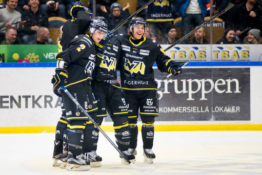 s Kristofer Berglund och Filip Sandberg (h) jublar