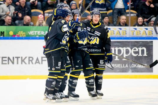 s Kristofer Berglund, Chris Abbott och Filip Sandberg jublar