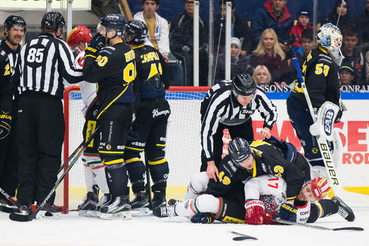 s mål där HV71:s Axel Eidstedt brottar ner Modos Patrick