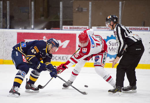 Timrås Filip Fällman tekar mot Sundsvalls Mathias Månsson