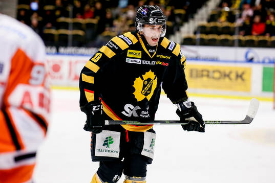 Skellefteås Pontus Petterström fick ett skott på låret
