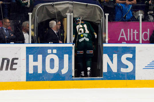 Färjestads Daniel Gunnarsson fick lämna isen med en