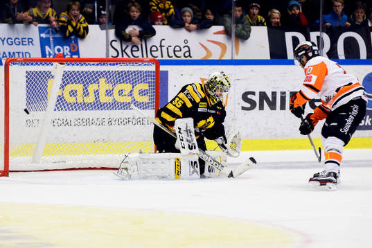 Karlskronas Mattias Guter gör 3-2 på straff bakom