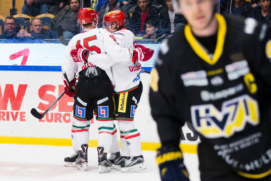 Modos Bobby Butler och Victor Olofsson jublar