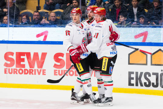 Modos Bobby Butler, Kyle Wilson och Victor Olofsson jublar
