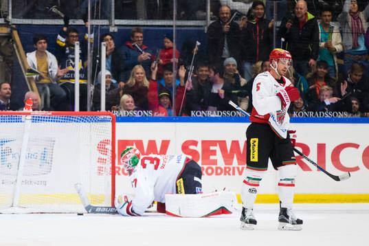 Modos målvakt Adam Reideborn och Noah Welch deppar