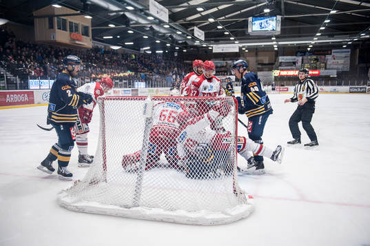 mycket spelare framför Timrås målvakt Johan Mattsson