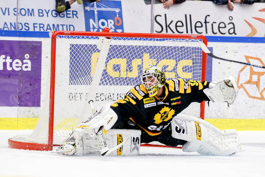 Skellefteås målvakt Markus Svensson räddar ett friläge
