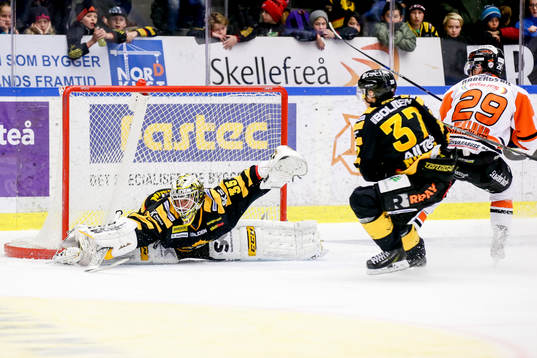 Skellefteås målvakt Markus Svensson räddar ett friläge