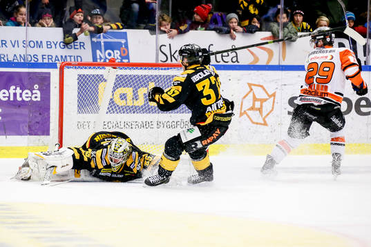 Skellefteås målvakt Markus Svensson räddar ett friläge
