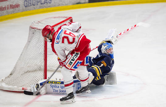 Sundsvall målvakt Magnus Åkerlund räddar friläge för