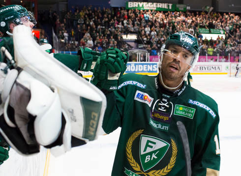 Färjestads Robbie Earl firar mål 2-1 som gjordes av