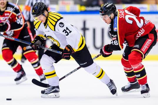 Brynäs Daniel Mannberg jagas av Luleås Peter Cehlarik