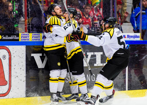 Brynäs Daniel Mannberg(m) kramar om Jesper Ollas(v)