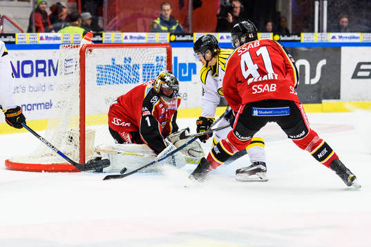 Brynäs Adam Brodecki får en chans framför Luleås