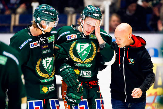 Färjestads Joakim Nygård får hjälp av isen