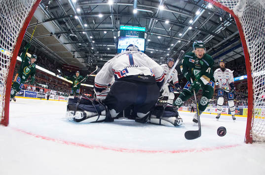 Färjestads Rasmus Asplund ser pucken gå in i mål bakom