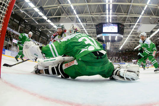 Frölundas Robin Figren gör 1-3 bakom Rögles målvakt