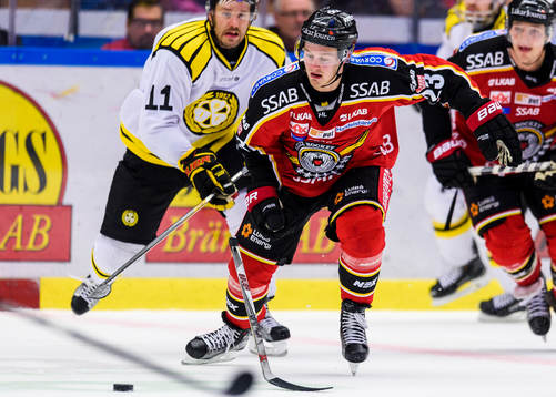 Luleås Lucas Wallmark med pucken