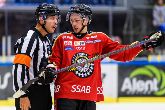Luleås Johan Forsberg pratar med Domare Andreas Hamebring