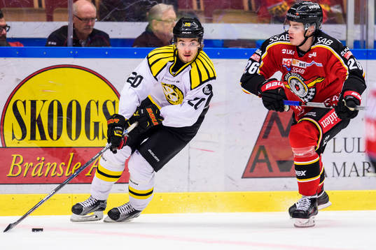 Brynäs Adam Brodecki jagas av Luleås Peter Cehlarik