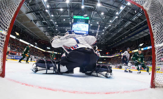 Färjestads Rasmus Asplund ser pucken gå in i mål bakom