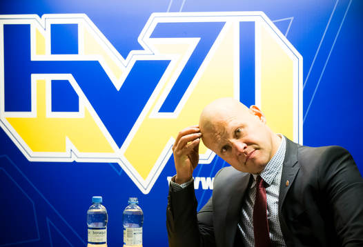 Modos tränare Andreas Johansson ser deppig ut på