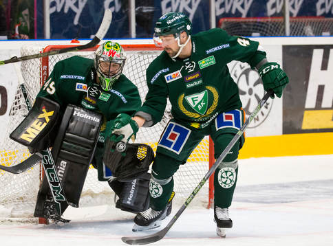 Linköpings Jonas Junland pressar medan Färjestads