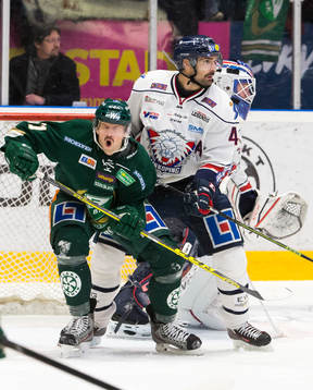 Färjestads Rickard Wallin får ont när Linköpings Daniel